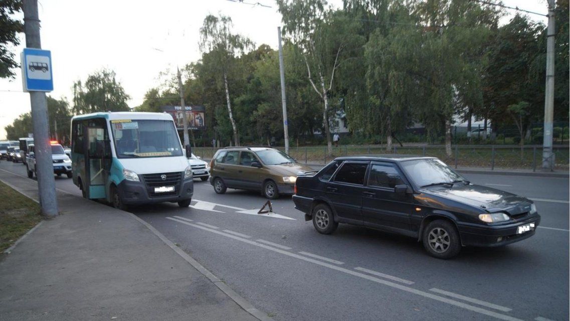В Орле в аварии с маршрутной «Газелью» № 115 пострадала пассажирка