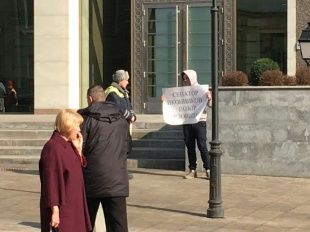Продолжение скандала. В Москве прошел пикет против сенатора Василия Иконникова