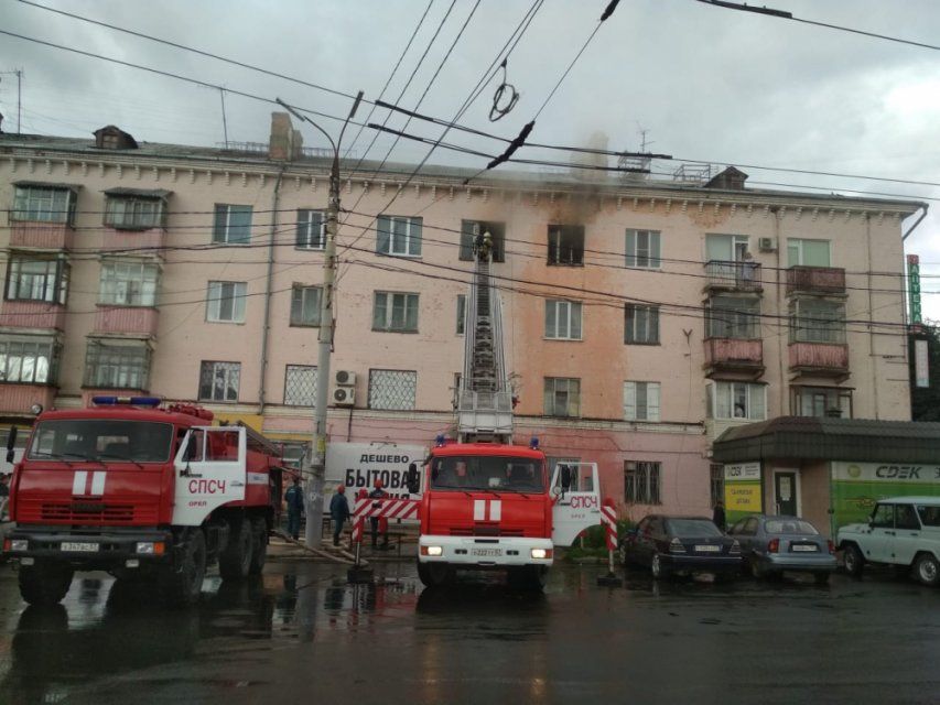 Спасатели вывели из огня двух человек: подробности ЧП возле автовокзала в Орле 