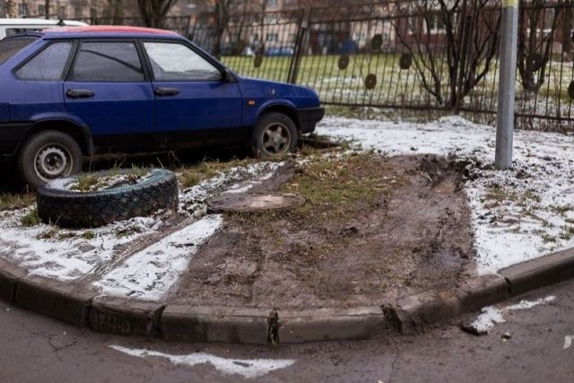 Орловчане стали часто парковать свои авто на газонах у входа в парк Победы. Всем нарушителям грозят штрафы