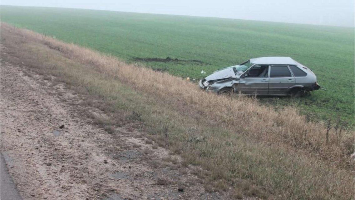 На Орловщине ВАЗ съехал с дороги и опрокинулся 