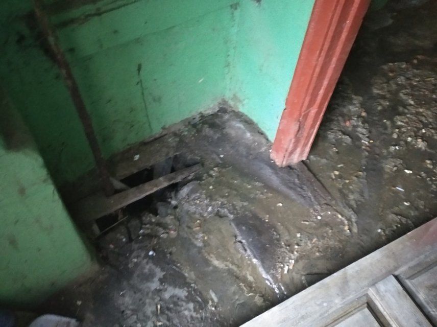 В Орле подъезд дома затопило фекалиями