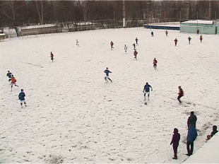 Заснеженное поле футболу не помеха 
