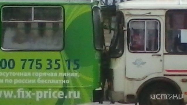 В районе «Текмаша» маршрутка «догнала» троллейбус