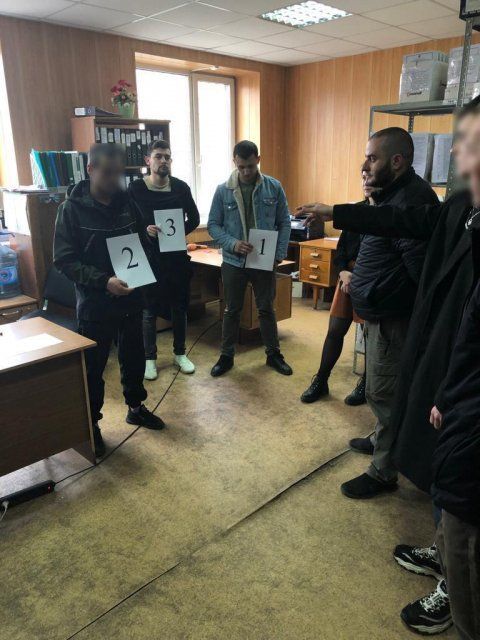 Мужчину, который в сквере Юность силой отобрал у 17-летнего парня гаджеты, заключили под стражу