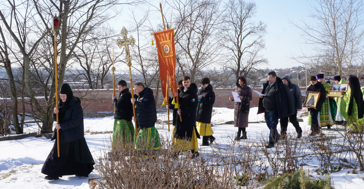В витринных окнах Орловского краеведческого музея представлена фотовыставка, посвященная преподобному Макарию Алтайскому. 