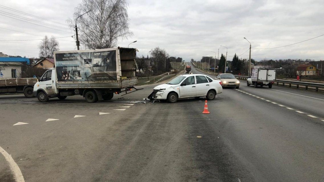 Под Орлом пассажирка «Лады» пострадала после столкновения с «Газелью»
