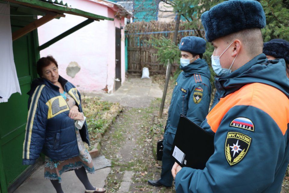 Бороться с пожаром на опережение. Регулярно сотрудники МЧС проводят профилактические рейды по неблагополучным домам