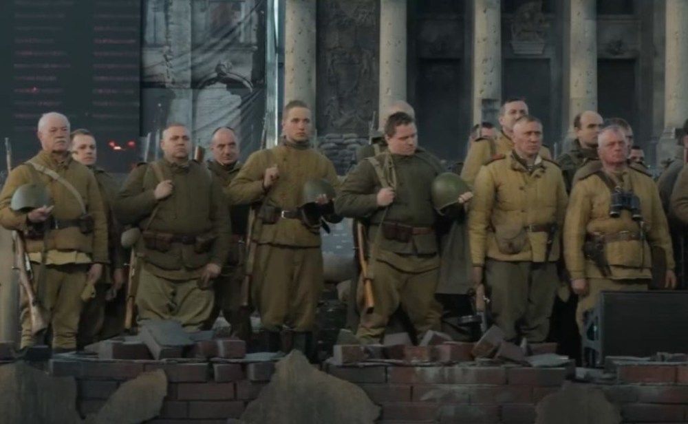 Жители Ливен стали участниками масштабной реконструкции «Победа! Знамя над Рейхстагом»