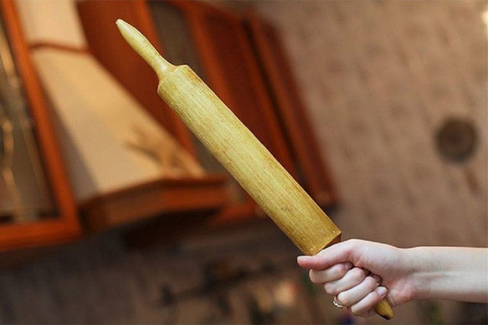 Орловчанка ударила знакомого скалкой и пожаловалась на него в полицию