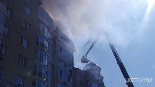 Фоторепортаж: в элитной многоэтажке на ул. 8 Марта тушили чердак