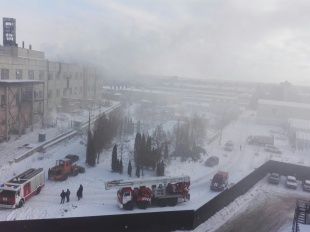 В Орле горит здание бывшего завода