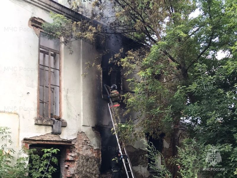 В Орле горел еще один расселенный дом.