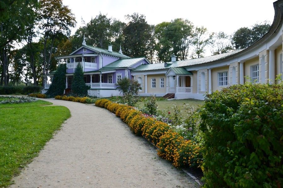 8 Марта — в музей бесплатно! В Спасском-Лутовинове подготовили акцию для женщин