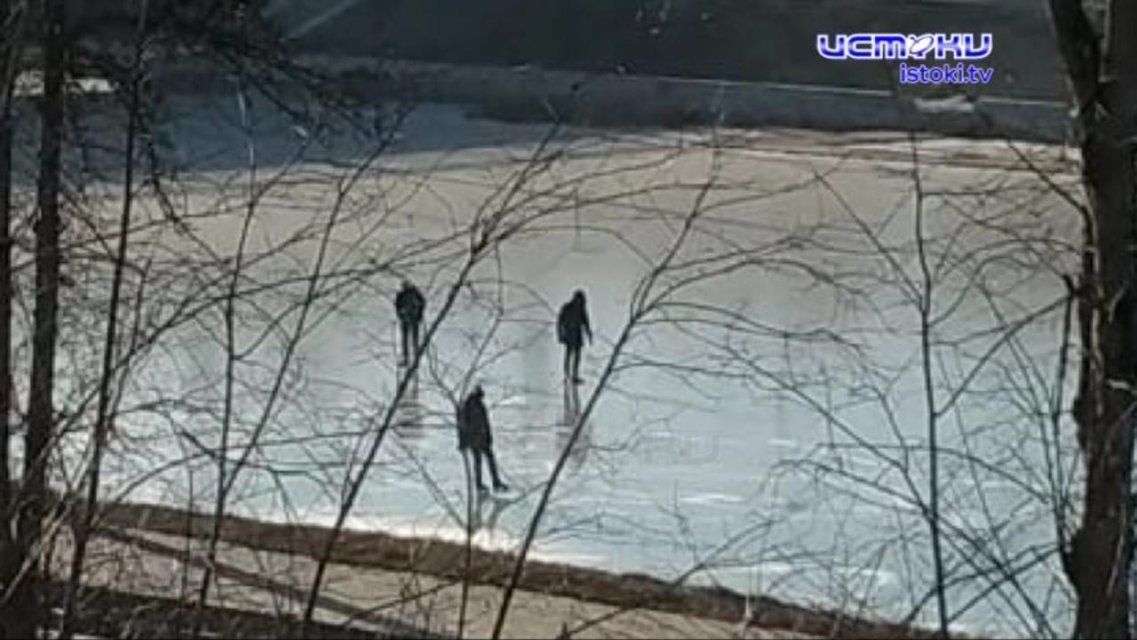 Случилось два крупных пожара, а бесстрашные орловчане катались на коньках на речке