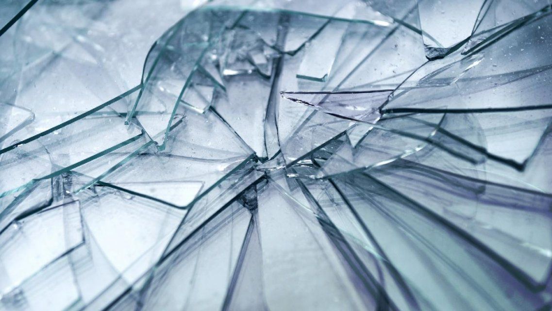 Двое орловчан разбили окно супермаркета и не смогли убежать от Росгвардии