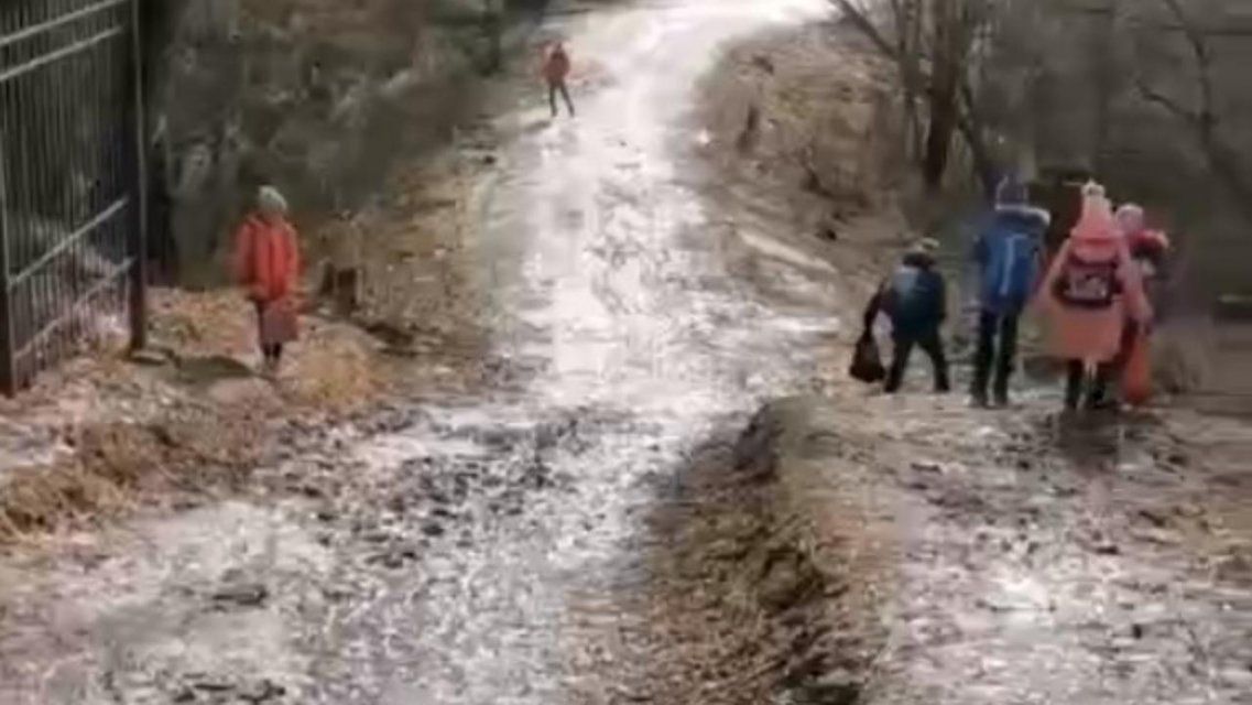 Под Орлом дети месят грязь, чтобы добраться в школу