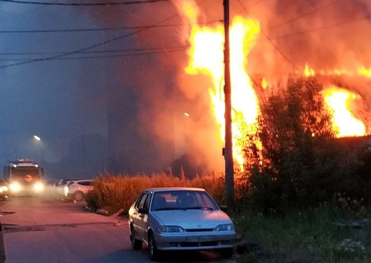 Видео: в Орле полыхал нежилой дом 