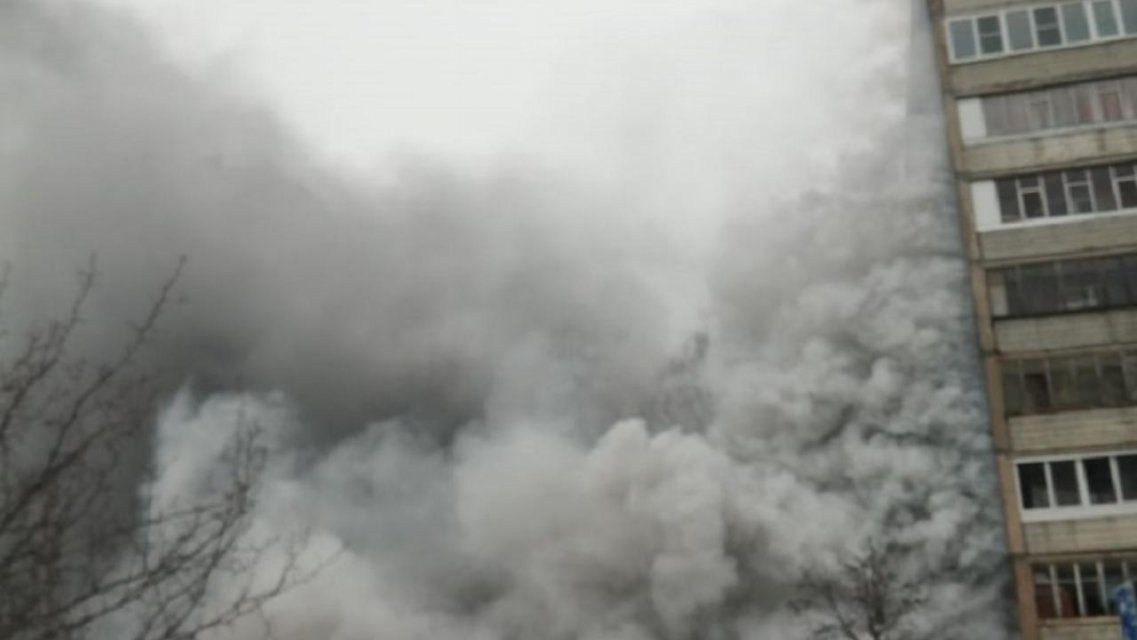 Дым столбом: в Орле полыхала девятиэтажка в Северном районе