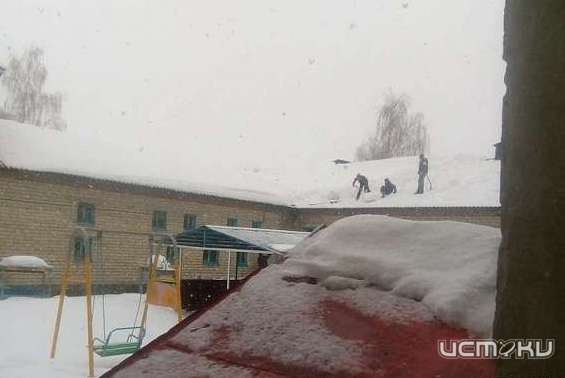 В Ливенском районе директору, заставившему школьников чистить снег, к выговору добавили штраф