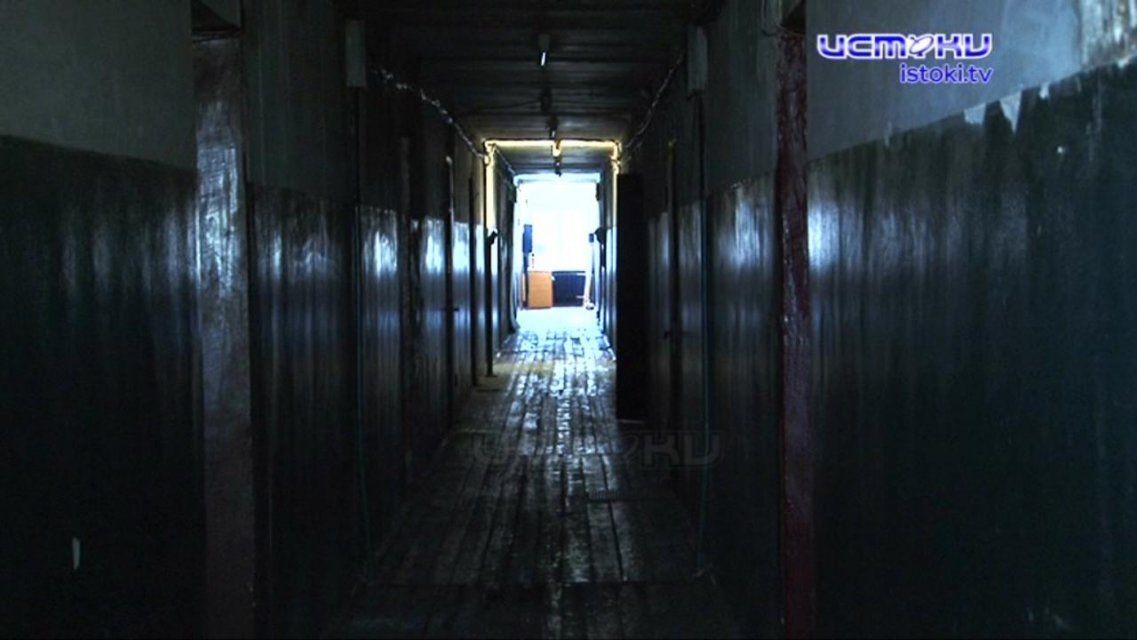 Вода стекает по проводам: после обрушения спортзала орловские общежития стоят без крыши и света