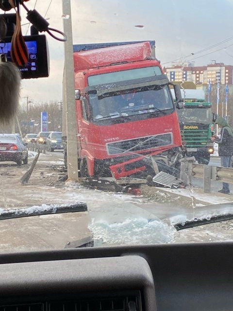 Глазами очевидцев: в Маслозаводском переулке фура влетела в отбойник