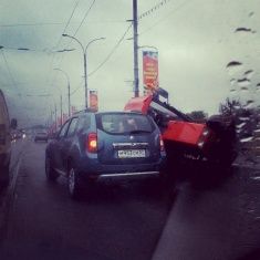 На Красном мосту мини-трактор упал на автомобиль