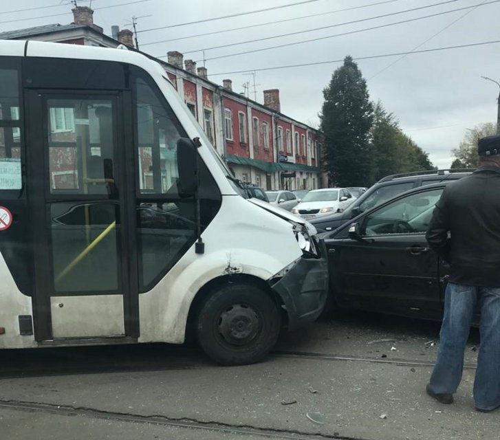 Маршрутная «Газель» и «Форд» столкнулись на трамвайных путях в Орле