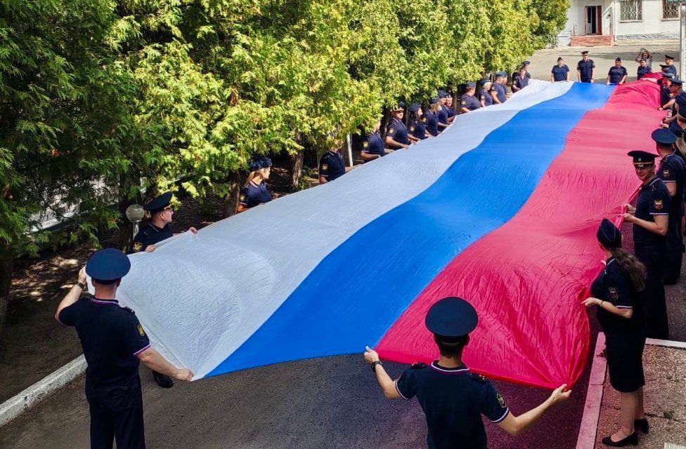 В Орле судебные приставы провели торжественную акцию ко Дню Государственного флага — развернули 20‑метровое полотно