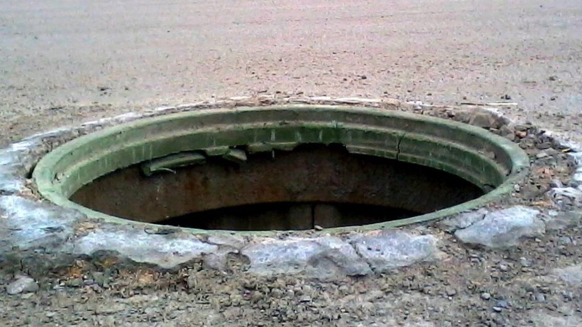 В Орле девушка с ребенком упали в люк