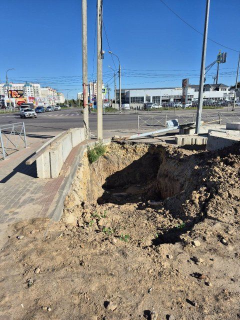 Орловчанин показал дыру, которую не засыпают с середины лета