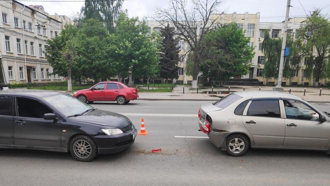 В Орле выстроился «паровозик» из трех автомобилей