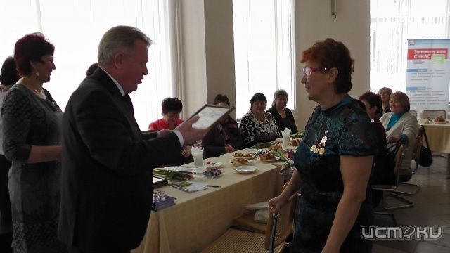 В преддверии 8 марта 12 орловчанок вступили в ряды пенсионеров