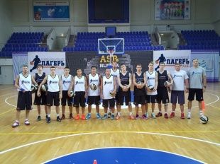 Защитник баскетбольного клуба «Госуниверситет-УНПК» Иван Шумаков тренируется в лагере АСБ