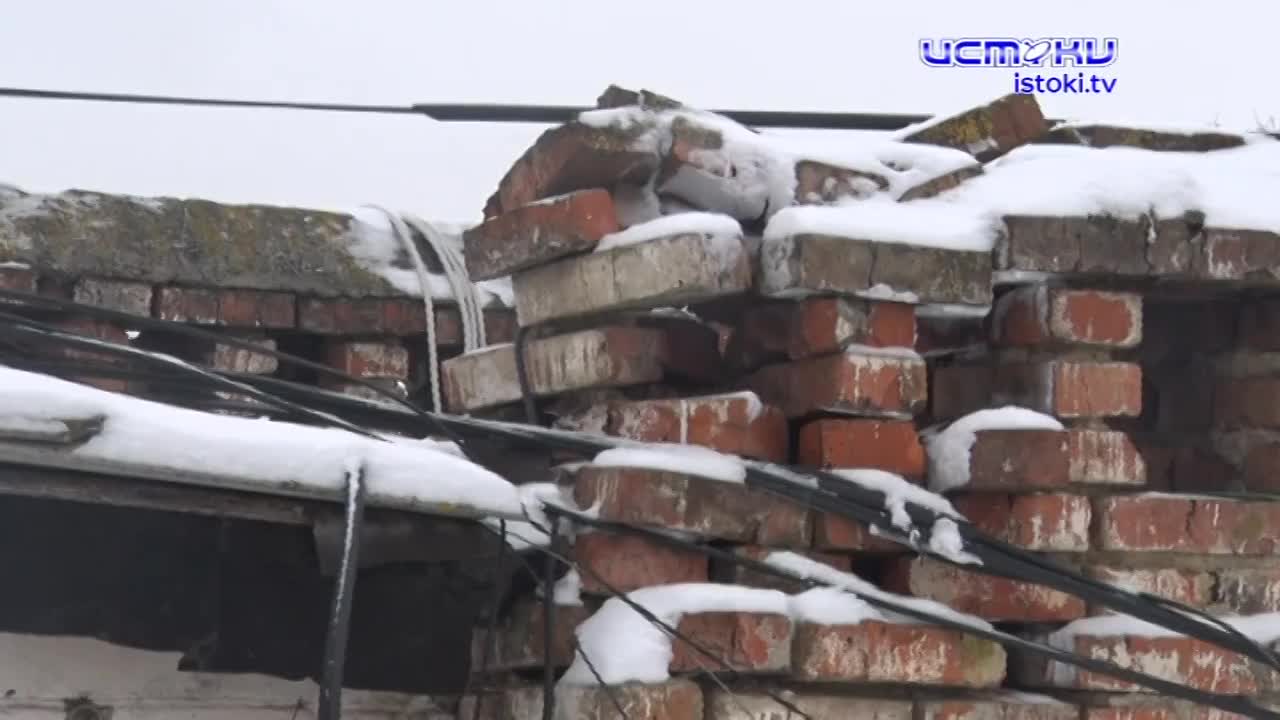 Потолок в плесени, крыша течёт, а ремонт делать некому. К нам в редакцию за помощью обратилась жительница дома №18 по улице Сурена Шаумяна
