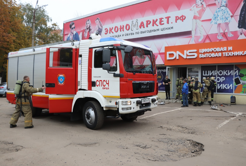 Пожарные ликвидировали возгорание склада в Орле