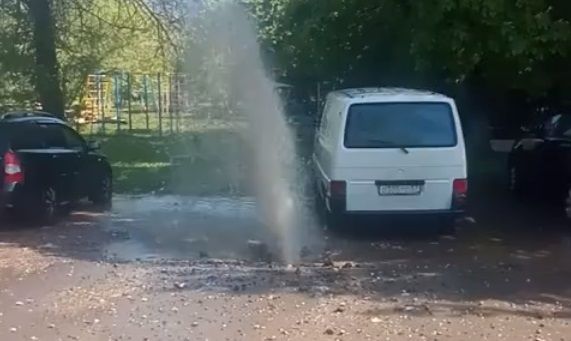 После отключения горячей воды в Орле забили фонтаны из-под земли