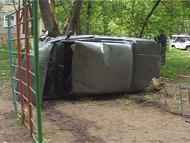 На Ягодном перевернулась машина