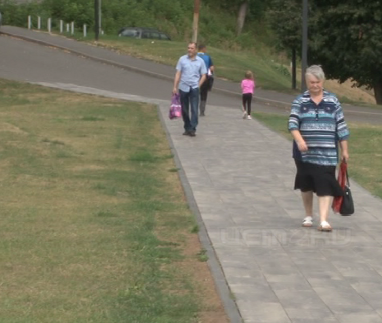 «Территория заброшенности»: жители города обратили внимание на ужасное состояние газонов в Детском парке