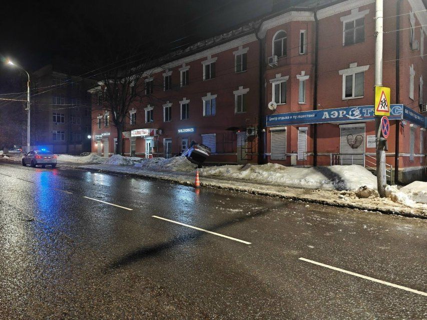 В Орле молодая водительница не справилась с управлением: машина опрокинулась после наезда на снежный вал