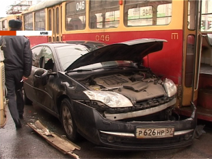 Новости за 90 секунд: с 16 жилых домов могут снять статус памятника, водитель "бешеного трамвая" отправлен на принудительное лечение, а молодых мам вновь посадят за парты