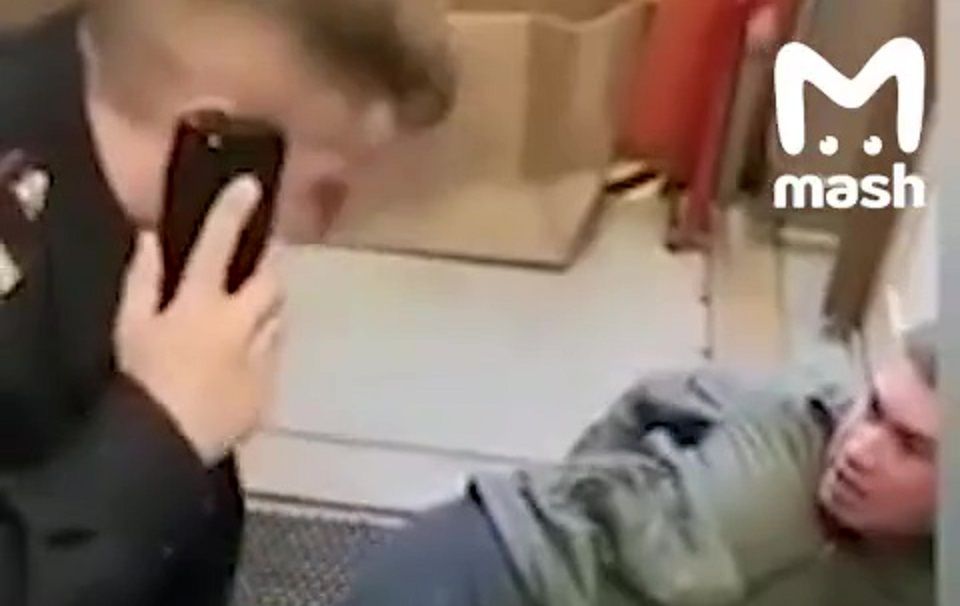 Видео: в Орле сняли с поезда неадекватного пассажира, напавшего на полицию