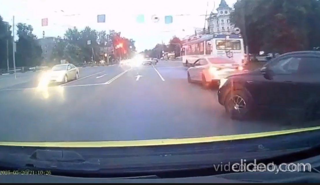 "Скорая" с тяжелобольным пациентом чудом избежала ДТП в Орле! 