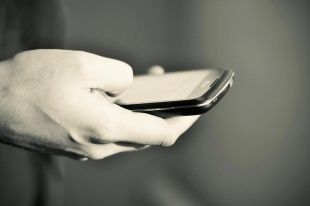 В Ливнах 27-летний мужчина украл телефон у коллеги