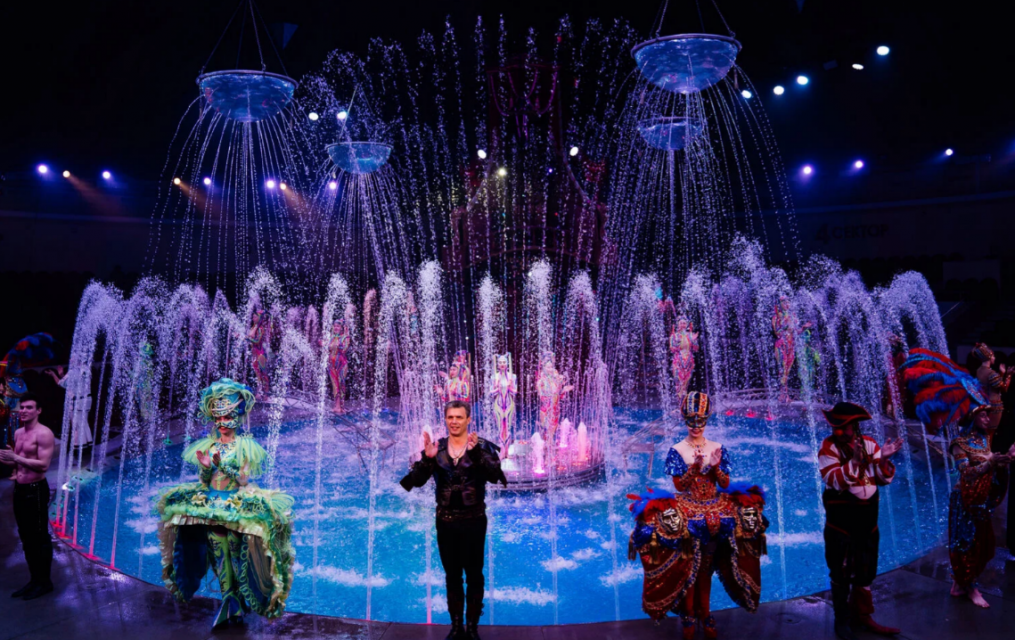 Нас часто сравнивают с цирком «Дю Солей», но мы не пытаемся копировать данную программу. Орел встречает цирк на воде