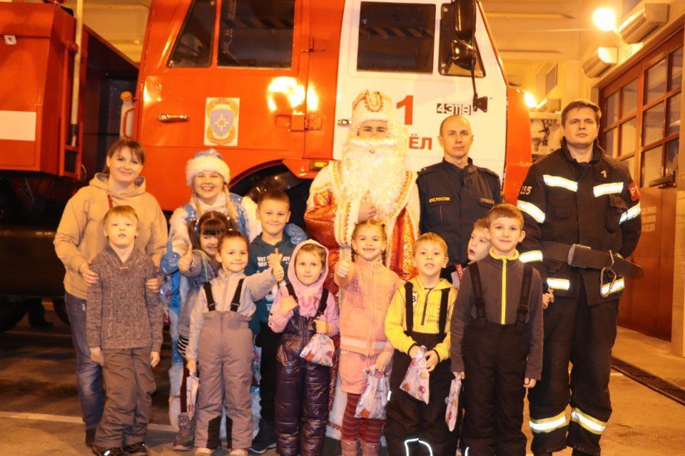 «Волшебная» пожарная машина исполнила новогодние желания юных орловчан