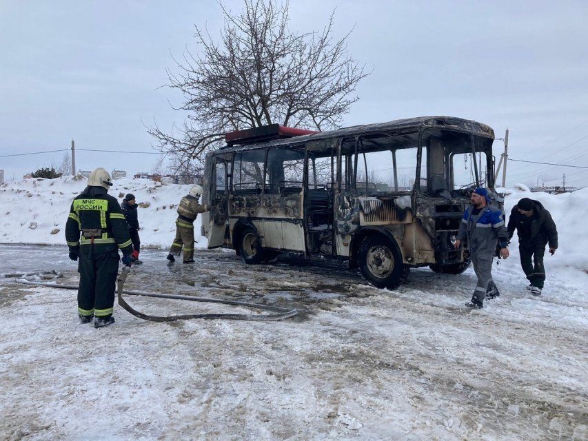 В Орле из-за полыхающего автобуса едва не взорвалась газозаправочная станция