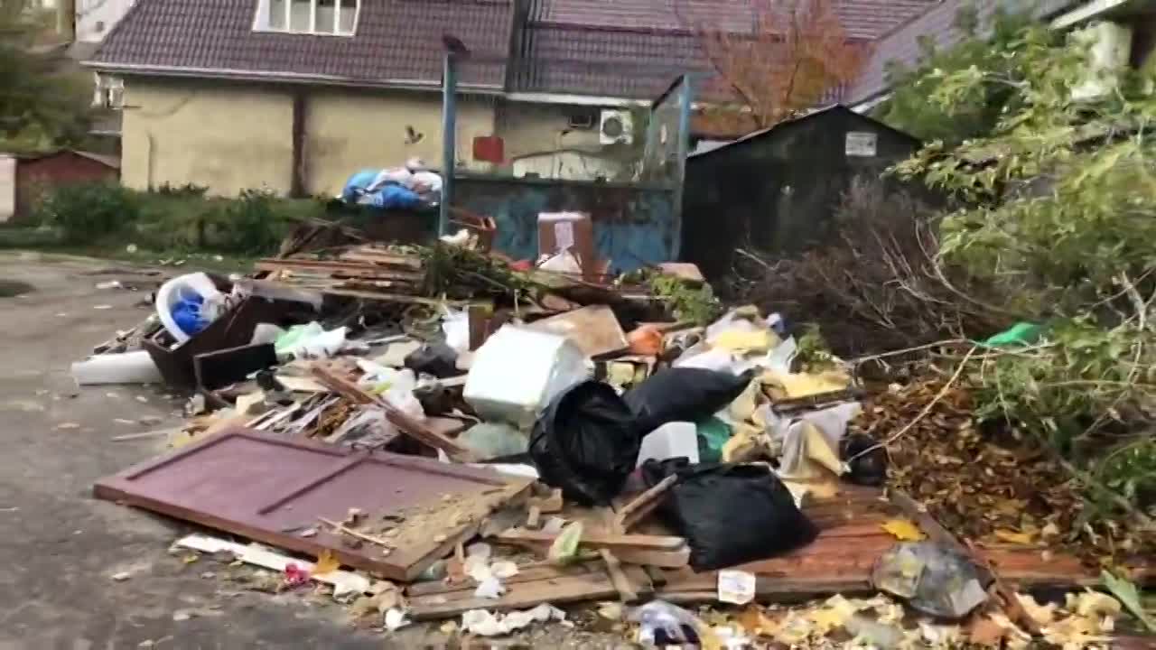 Порядка ждать не стоит. Орловчане продолжают жаловаться на мусорный хаос во дворах