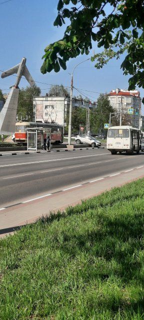 На "Стреле" автоледи повисла на бордюре 