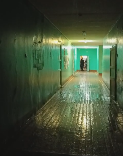 Там, где должен был идти капитальный ремонт, сейчас с потолка вода льется рекой; без меня меня женили... 